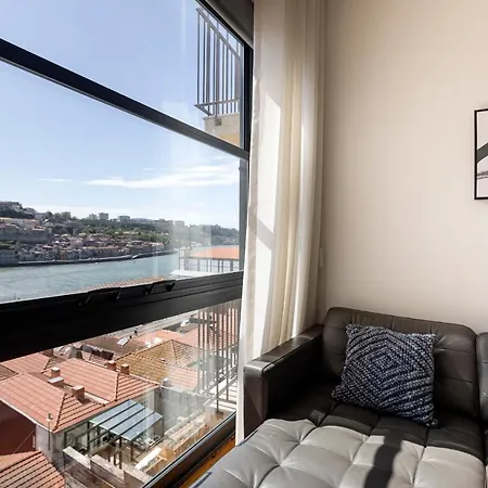 Luxurious Townhome With River View By Lovelystay