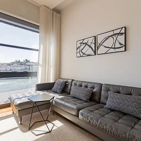 Luxurious Townhome With River View By Lovelystay Nyaraló