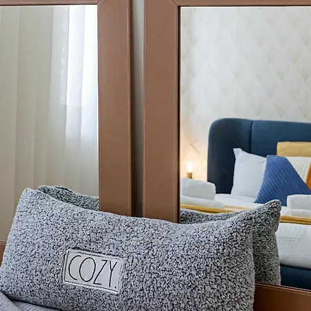 Luxurious Townhome With River View By Lovelystay Nyaraló